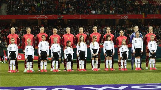 Die deutschen Kickerinnen wollen ihre jungen Fans noch mehr für Frauen-Fußball begeistern. 