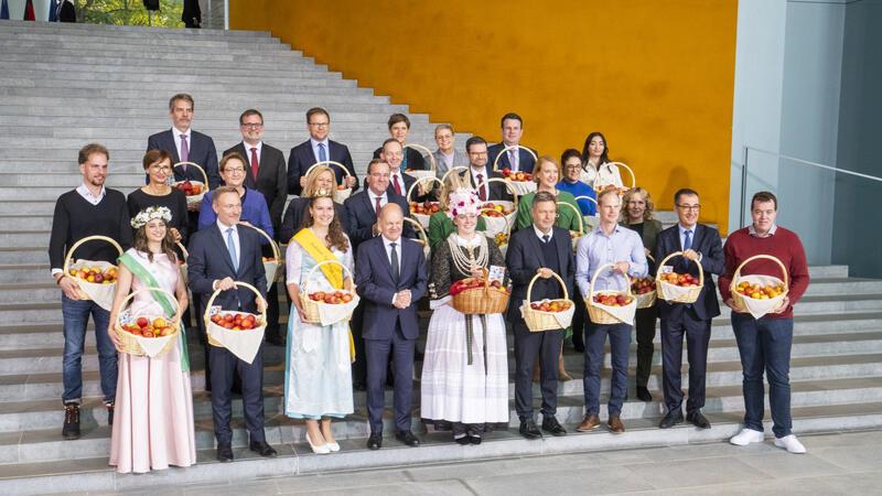 Die "deutschen Königinnen“ - unter anderem die Altländer Blütenkönigin Anna-Sophie Sietas - haben Kanzler Olaf Scholz und sein Kabinett in Berlin besucht.