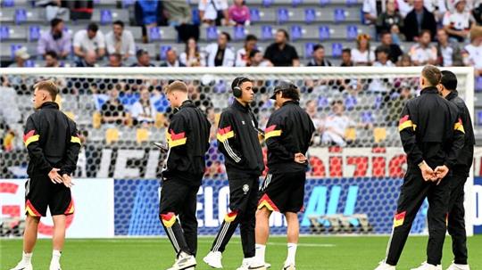 Die deutschen Nationalspieler begutachten vor dem Spiel den Münchner Rasen.