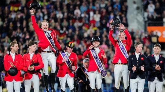 Die deutschen Reiter jubeln über die Goldmedaille.