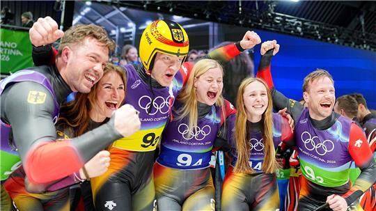 Die deutschen Rodler gewinnen Gold in der Team-Staffel. 