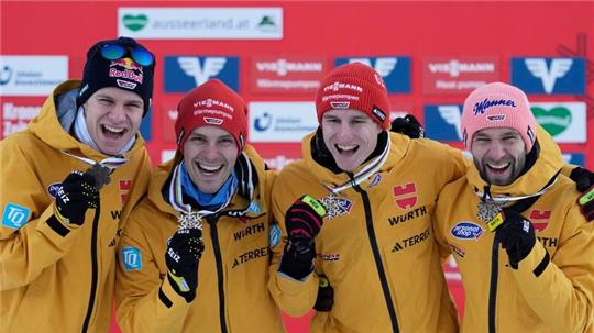 Die deutschen Skiflieger Andreas Wellinger (l-r), Stephan Leyhe, Karl Geiger und Pius Paschke freuen sich über die Bronzemedaille.
