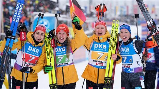 Die deutschen Skijägerinnen gewinnen die Staffel in Hochfilzen.