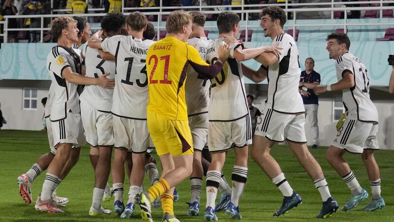 Die deutschen Spieler feiern ihren Sieg.
