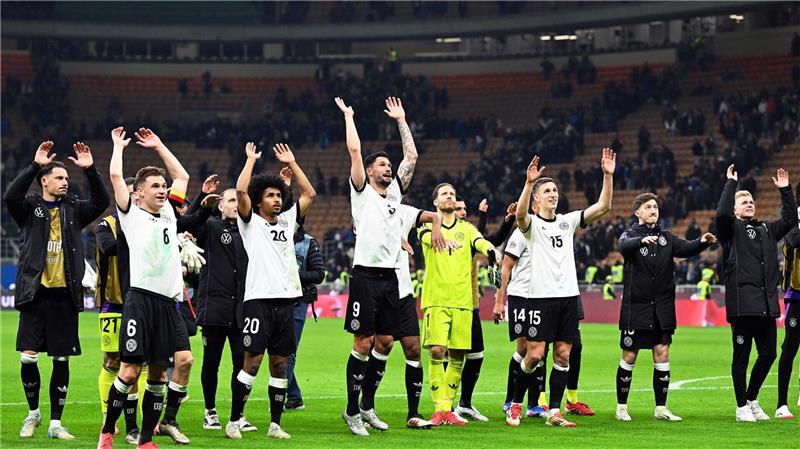 Die deutschen Spieler feiern ihren großen Sieg vor den mitgereisten deutschen Fans.