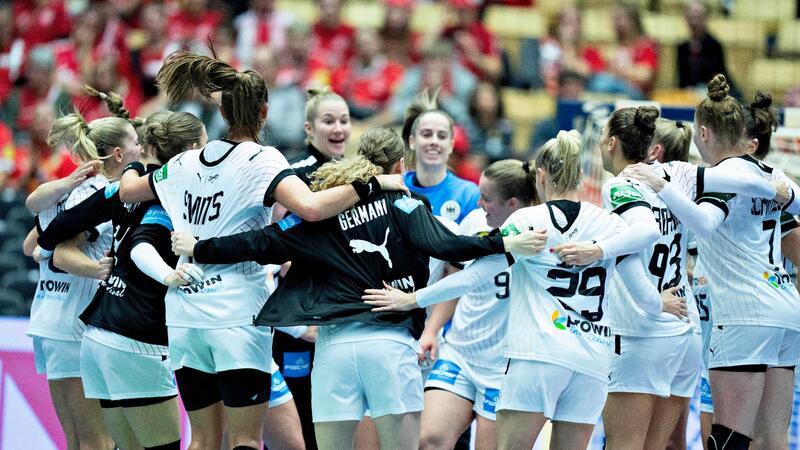 Handballerinnen visieren WM-Medaille an Die deutschen Spielerinnen feiern ihren Sieg gegen Serbien.