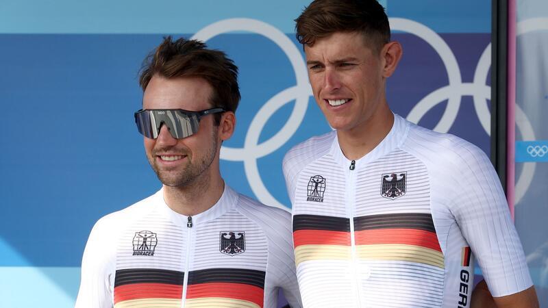 „Grandios“: Rad-König Evenepoel schreibt Olympia-Geschichte Die deutschen Starter Maximilian Schachmann (l) und Nils Politt