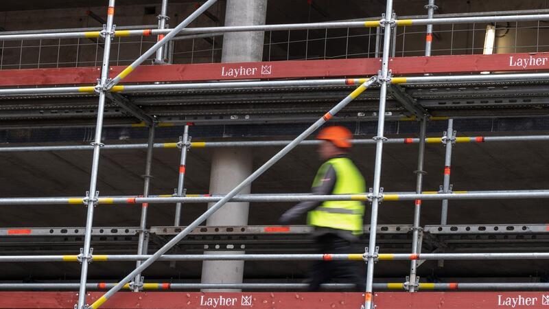 Aussichten am Arbeitsmarkt verschlechtern sich Die deutschen Unternehmen halten sich bei Neueinstellungen zurück.