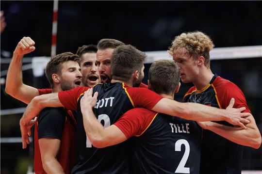 Die deutschen Volleyballer feiern den Sieg gegen Brasilien.