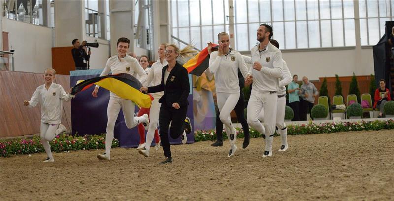 Die deutschen Voltigierer feiern ihren Weltmeistertitel. Foto: Fehlbus