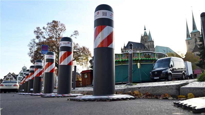 Die deutschen Weihnachtsmärkte werden wie hier in Erfurt mit Pollern und anderen Sperren gesichert. 