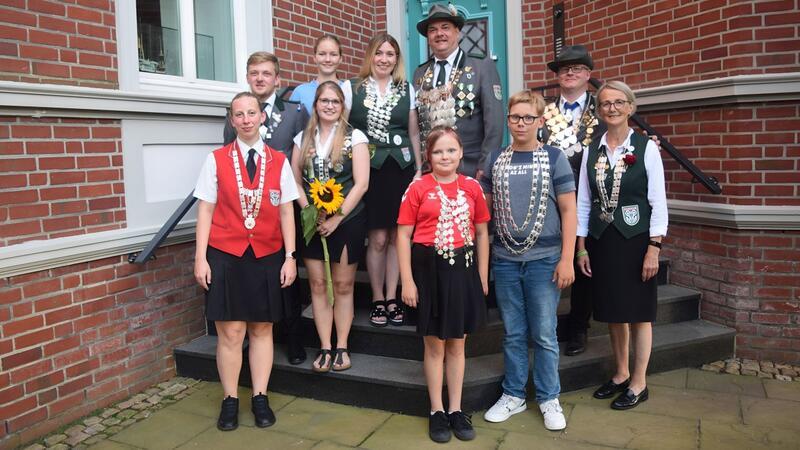 Die diesjährigen Würdenträger der Schützengilde Steinkirche um das Königspaar Marnie Rudorffer und Martin Lindemann (hinten mittig).