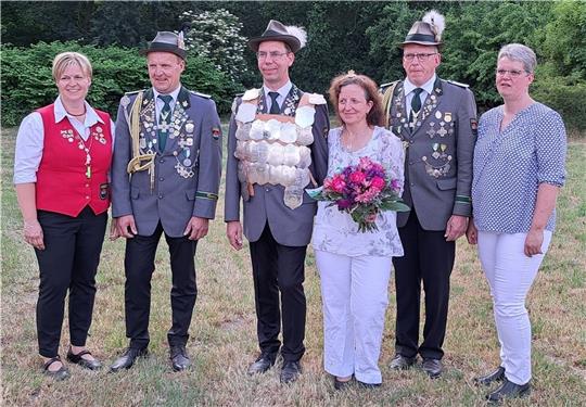 Die diesjährigen Würdenträger des Schützenvereins Moisburg beim Fototermin: (von links) Silke und Jürgen Moser als Adjutant, Schützenkönig Rico Inauen und Königin und Ehefrau Melanie und Adjutant Uwe Holst mit Anke. Foto: Schützenverein