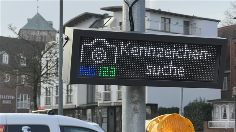 Alles neu: Das gilt jetzt fürs Parken am Stader Stadthafen Die digitale Anzeige am Ausgang des Parkplatzes checkt anhand des Kennzeichens, ob bezahlt wurde.