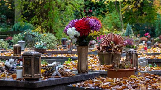 Die diskriminierende Geschichte über den Blumendiebstahl auf dem Friedhof samt Festnahme ist frei erfunden.