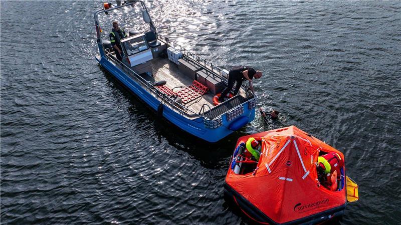 Astronauten auf See - Überlebensübung mit Weste und Paddel Die dortige Firma trainiert normalerweise vor allem Mitarbeiter der Offshore-Branche.