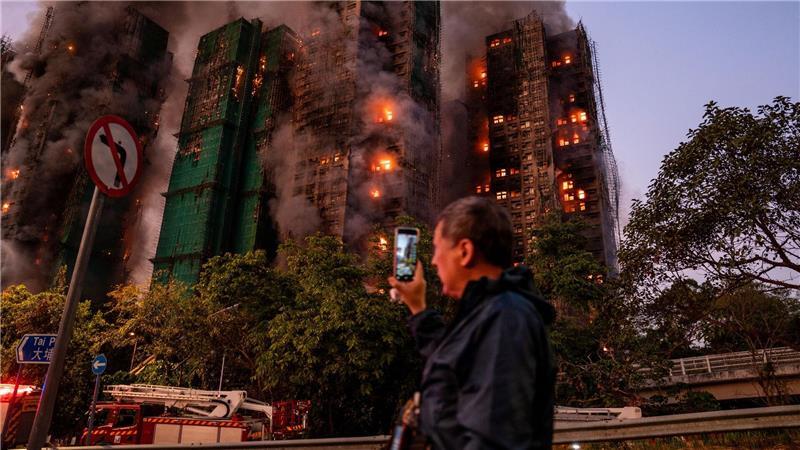 Mindestens 44 Tote: Hongkong trauert um Großbrand-Opfer Die dramatischen Aufnahmen des Großbrandes gingen um die Welt.