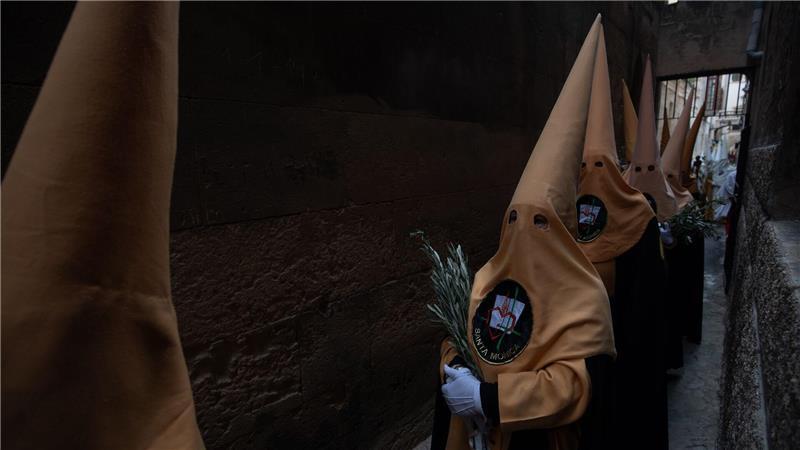 Die dramatischen Umzüge sind gelebte Religion und Touristenmagnet zugleich. (Foto aktuell)