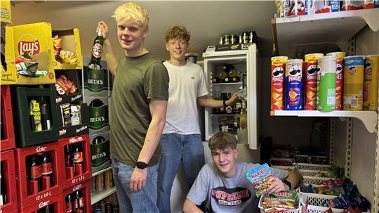 Die drei Abiturienten Mattis Köhlmann, Bent Kolck und Elias Weber (von links) haben sich mit ihrem Lieferservice für den Gründerstar beworben.