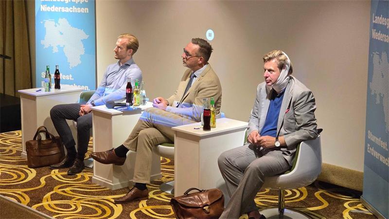 AfD-Dialog zieht 150 Besucher und 150 Gegner an Die drei AfD-Bundestagsabgeordneten Micha Fehre (l-r), Olaf Hilmer und Maximilian Krah kritisierten bei einem Bürgerdialog im Landkreis Gifhorn vor allem die Bundesregierung.