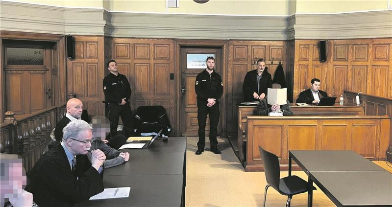 Bandenbetrug mit Immobilien – Banken genarrt Die drei Angeklagten mit ihren Verteidigern warten auf den Prozessbeginn.
