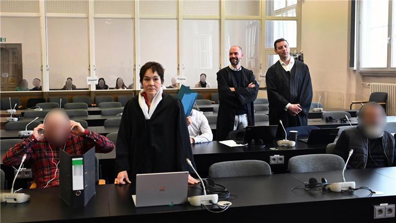 Die drei Angeklagten sollen den 15-Jährigen zusammengeschlagen und schwer verletzt haben.