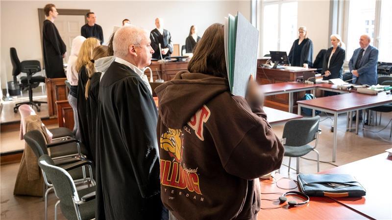 Die drei Angeklagten warfen nach Feststellung des Gerichts zwei Flaschen von einer Brücke auf ein fahrendes Auto. (Archivbild)