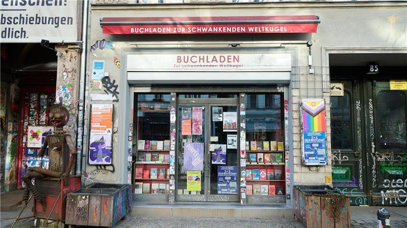 Die drei Buchläden aus dem eher linken Spektrum in Berlin, Bremen und Göttingen wurden wegen „verfassungsschutzrelevanter Erkenntnisse“ von der Liste der Buchhandlungen gestrichen, die eine Jury für den Preis empfahl.