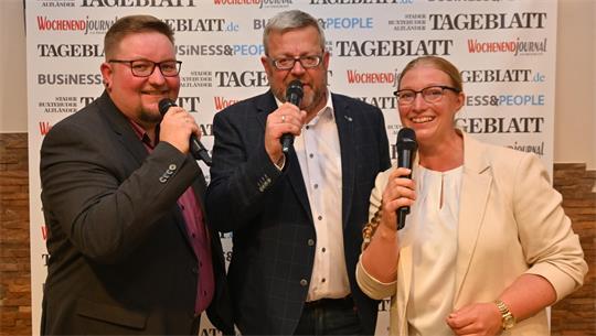 Die drei Bürgermeisterkandidaten in Buxthude auf der Bühne beim TAGEBLATT-Forum zur Kommunalwahl (von links): Clemens Ultsch, Ralf Dessel und Katharina Mewes.