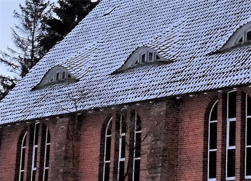 Die drei Fledermausgauben auf der Nordseite vor der Verhüllung.