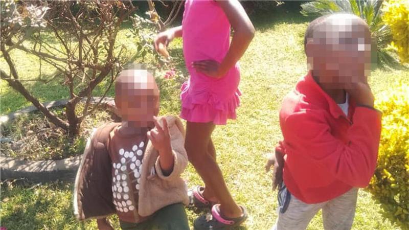 Die drei Geschwister in Harare. Sie tragen nun den Namen ihrer Adoptiveltern, doch zu ihren nach Zeven umsiedeln dürfen sie noch nicht.