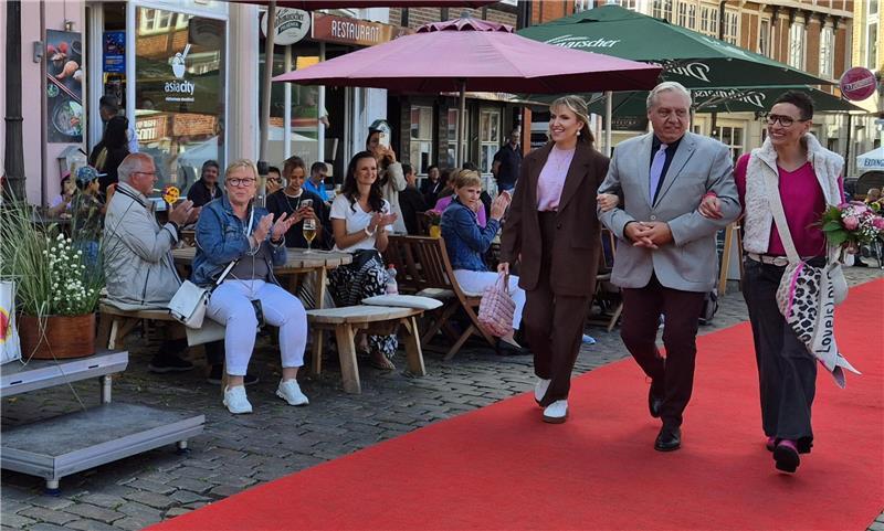 Farbtupfer am Hansehafen: Stade sucht und findet den Heimatshopper Die drei Heimatshoppen-Kandidaten präsentieren sich und ihren neuen Look auf dem roten Teppich am Hansehafen.