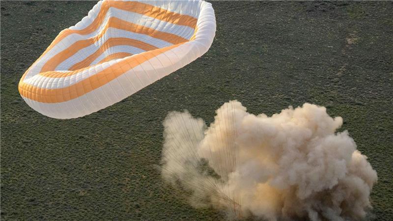 US-Amerikaner und Russen nach ISS-Mission auf Erde gelandet Die drei Raumfahrer sind sicher in Kasachstan gelandet.