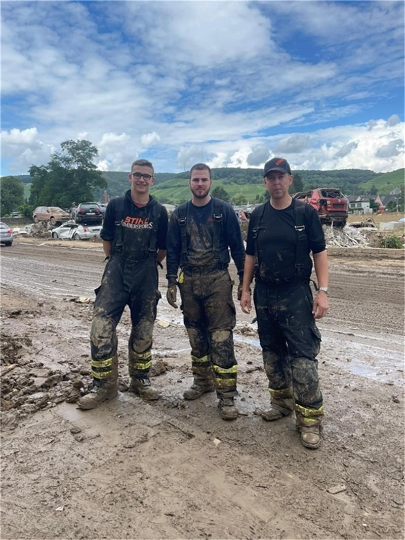 Die drei Stader Feuerwehrleute Ansgar Dammann, Sebastian Späth und Sebastian Holz (von links) haben am Wochenende im Katastrophengebiet geholfen.