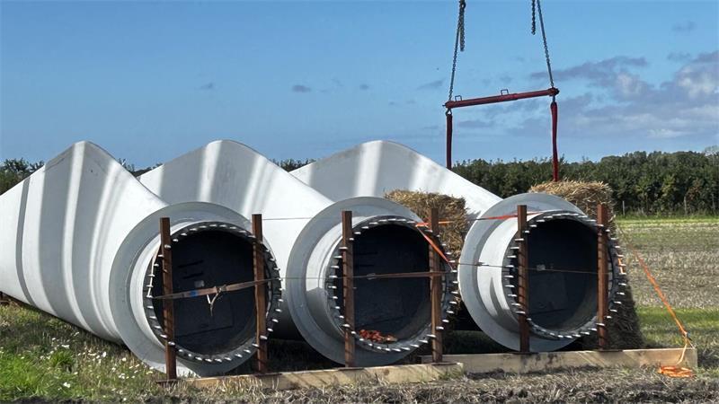 29 Tonnen am Haken: In Krummendeich entsteht ein begehrtes Forschungsobjekt Die drei Standard-Rotorblätter sind für die „kleine“ Opus 3-Anlage nur 25 Meter lang und liegen noch fest verzurrt am Boden.