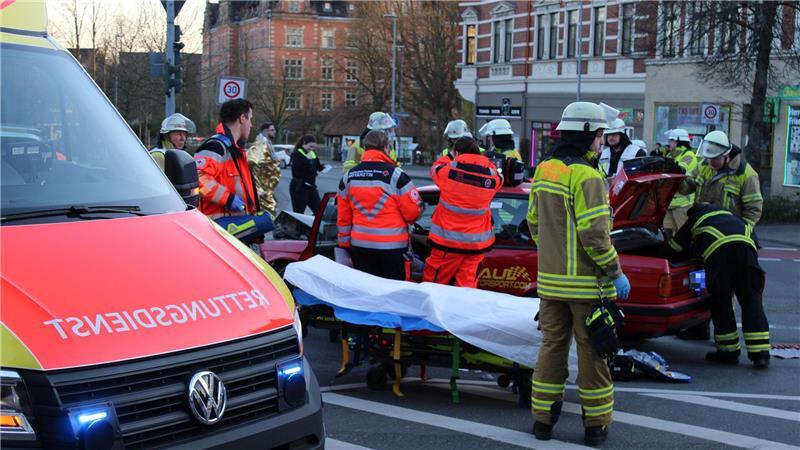Autos kollidieren auf Kreuzung in Stade – Drei Verletzte Die drei Unfallbeteiligten wurden zur Sicherheit ins Elbe Klinikum gebracht.