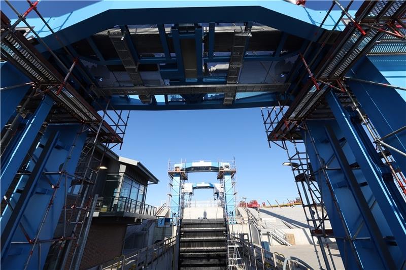 Die drei blauen Portalrahmen sind neben dem neuen Betriebsgebäude die weithin sichtbaren Elemente der neuen Schleuse. Foto: NLWKN