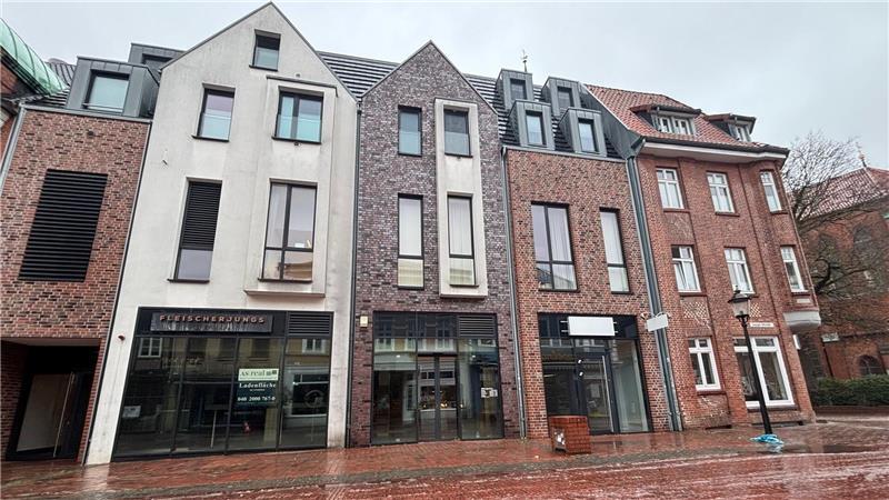 Die drei nebeneinander liegenden Ladengeschäftte an der Langen Straße stehen leer. Eine Nachnutzung ist noch nicht in Sicht.