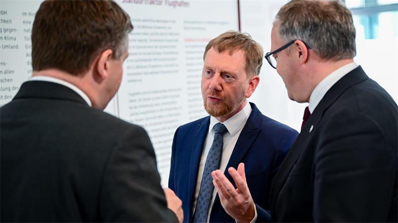 Die drei ostdeutschen CDU-Ministerpräsidenten wehren sich dagegen, dass die abschlagsfreie Rente nach 45 Beitragsjahren - wie von der Rentenkommission empfohlen - abgeschafft werden soll. (Archivbild).