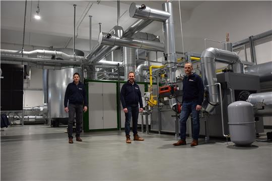 Die drei verantwortlichen Mitarbeiter beim Bau und Betrieb der neuen Energiezentrale der Stadtwerke Buxtehude in der Giselbertstraße: Marcos Hilliges, Marco Lunden und Bertram Werner (von links). Fotos: Wisser