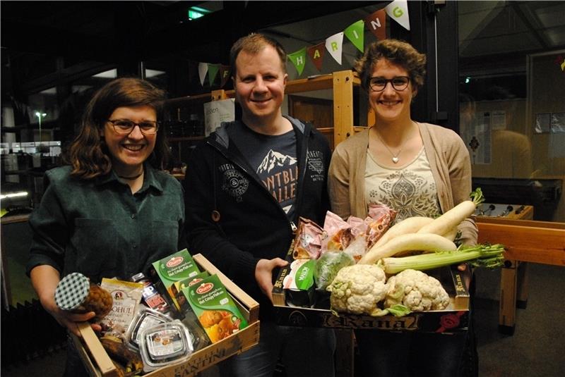 Die drei vom „Fair-Teiler“, der Drehscheibe für Lebensmittel in Stade: Anna-Lena Passior, Malte Beckmann und Theresa Lütje. Foto: Stief