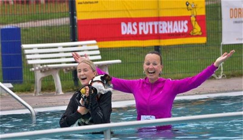 Wasserspaß für Hunde im Horneburger Freibad wird wiederholt Die dritte Etappe der Best-Buddy-Games: Hunde und ihre Halter beim Wasserspaß im Horneburger Freibad.