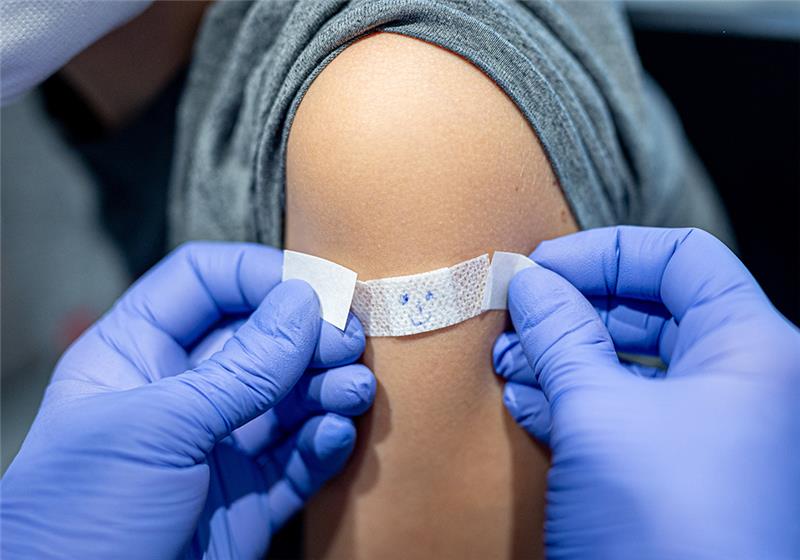 Die dritte Impfung gegen Covid-19 liegt bei den meisten schon eine Weile zurück. Ist es an der Zeit für die vierte? Foto: dpa