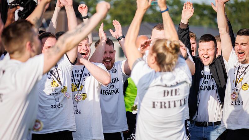 Die dritte Mannschaft der VSV Hedendorf/Neukloster verabschiedete ihre Trainerin Katrin Fritz mit dem Gewinn der Kreisplakette.