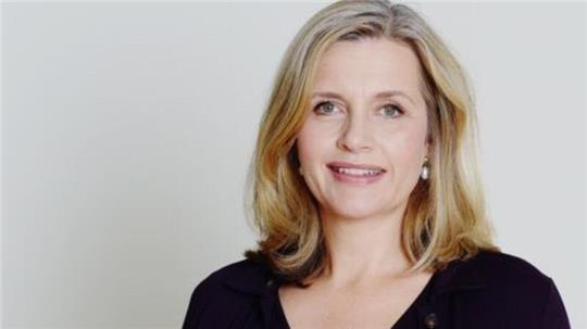 Die ehemalige ARD-Fernsehmoderatorin und Autorin Silke Böschen liest im Schloss Agathenburg aus ihrem Roman „Fünftausend Fasane für den Kaiser“.