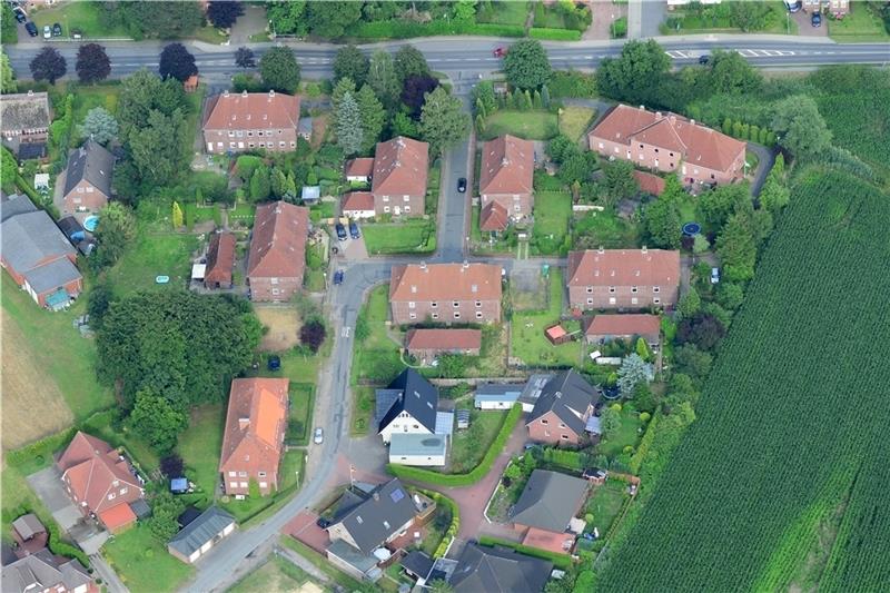 Die ehemalige Beamtensiedlung In der Kolonie im Süden von Bützfleth. In einem der roten Häuser wurde der 19-jährige Afghane am Sonnabend von einem Polizisten erschossen. Oben verläuft der Obstmarschenweg; rechts geht es nach Stade, links n
