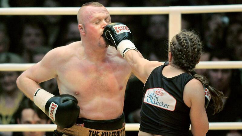 Die ehemalige Boxweltmeisterin Regina Halmich und Fernsehmoderator Stefan Raab 2007 in der ausverkauften Kölnarena.