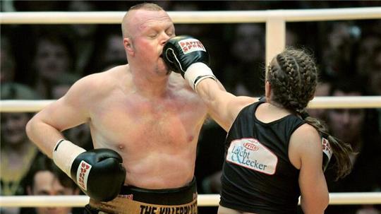 Die ehemalige Boxweltmeisterin Regina Halmich und Fernsehmoderator Stefan Raab 2007 in der ausverkauften Kölnarena.