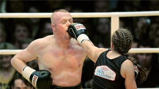 Die ehemalige Boxweltmeisterin Regina Halmich und Fernsehmoderator Stefan Raab beim Fight 2007.