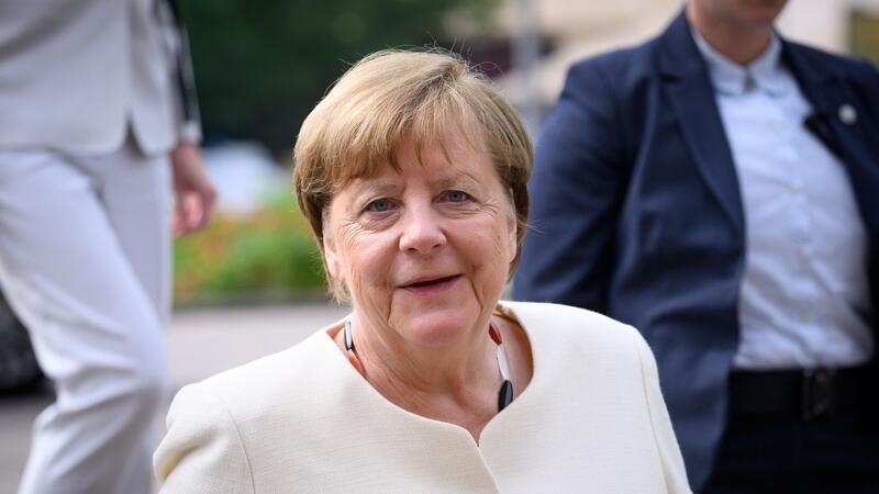 Steinmeier sieht „härtere Jahre“ kommen Die ehemalige Bundeskanzlerin Angela Merkel ruft zum Einsatz für Demokratie und zur Verteidigung des Grundgesetzes auf.